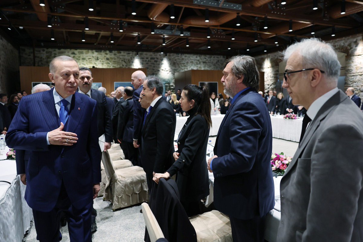 Sn.Cumhurbaşkanımızın Başkanlığında; bilim insanlarının ve uzmanların değerli katkılarıyla “Türkiye Ulusal Risk Kalkanı Toplantısı”nı gerçekleştirdik. Şehirlerimizi afetlere karşı güçlendirecek bir anlayışla, bütüncül bir vizyonla ve ortak akılla geleceğe taşıyacağız