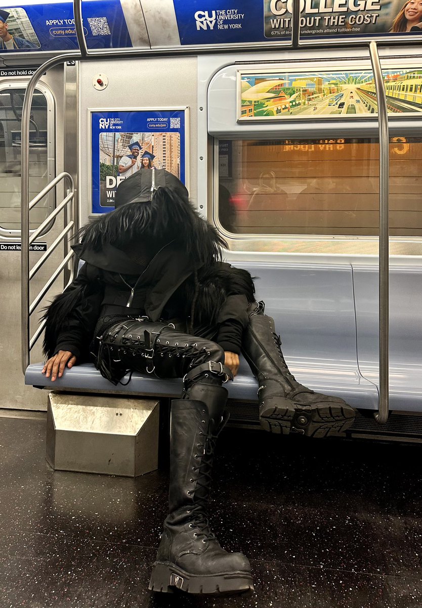 CAICRISIS's tweet photo. Cold bitch https://t.co/FmKO86uUEk