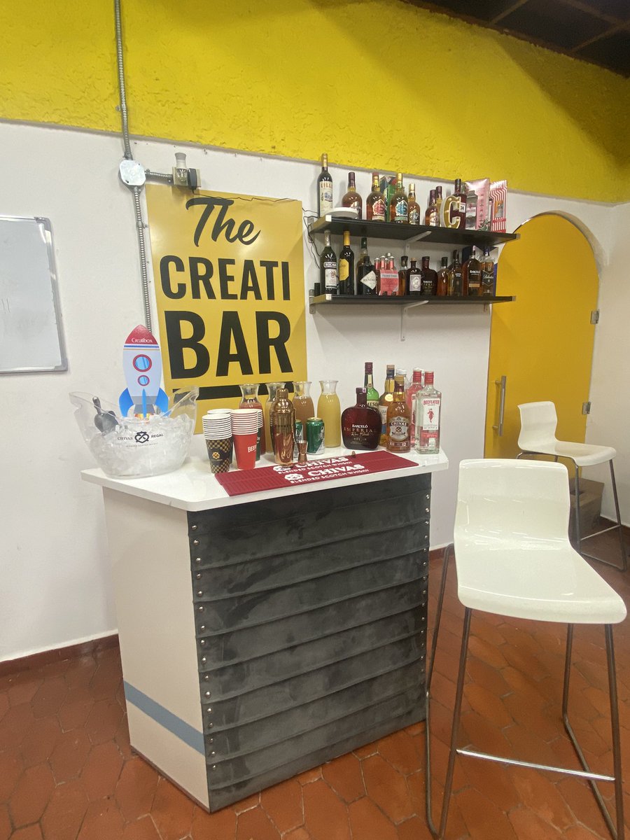 robsantaella's tweet image. Hoy es viernes y en esta oficina se sabe!!! #OpenBar