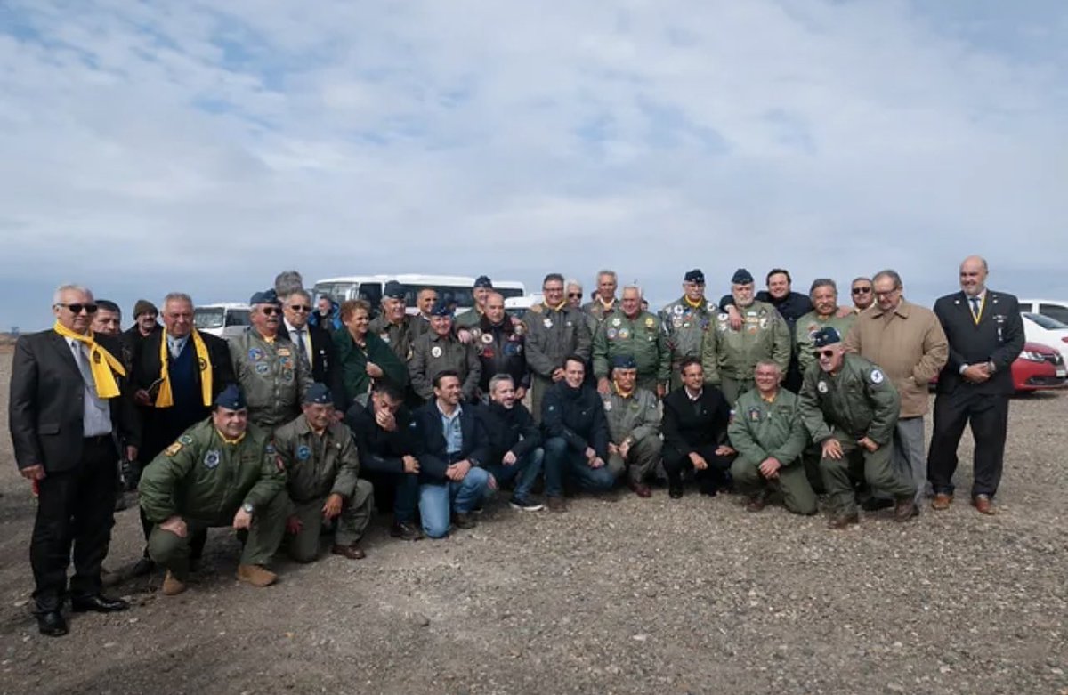 PucaraDefensa's tweet photo. Monumento a los #pilotos del #Grupo5 de #Caza que combatieron en #Malvinas
@FuerzaAerea_Arg @MindefArg #VBrigada #brigadaheroica #skyhawk #A4B @ConsejoMalvinas @MuseoMalvinas #fighter #escuadron #carballo #cruz #heroes @MalvinasArg40 @MalvinasOficial
https://t.co/hxxf8DaA7z https://t.co/LHpFrTTsxP