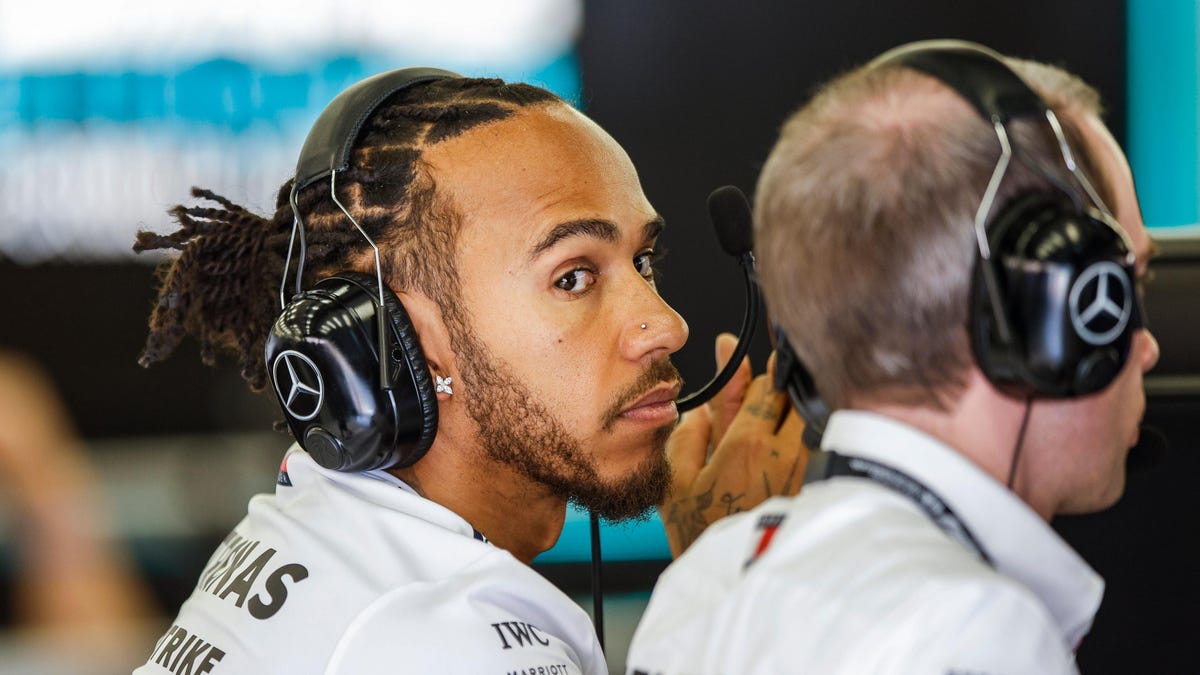 RT @Jalopnik: Lewis Hamilton's Nose Piercing Has Been Cleared to Race in Formula 1 https://t.co/jhUNc6ynLE https://t.co/YUkQCTUStz