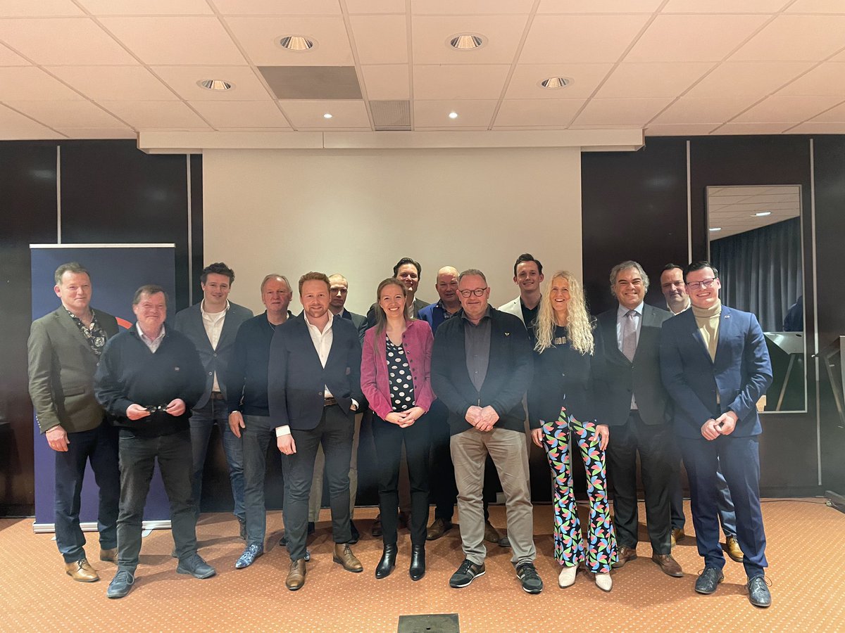 Gisteravond maar liefst 70 aanwezigen en dus volle bak in het Oranje Hotel! De #JA21 #PS2023 tour in Fryslân! Natuurlijk met <a href="/NickiVerweij/">Nicki Pouw-Verweij</a>, <a href="/FloorvanScherp/">Floor van Scherpenzeel</a> en <a href="/KellyUiterwijk/">Kelly Uiterwijk</a>. Uitstekende interactie met het publiek en daarna een geslaagde borrel. Dat smaakt naar meer! Topavond!