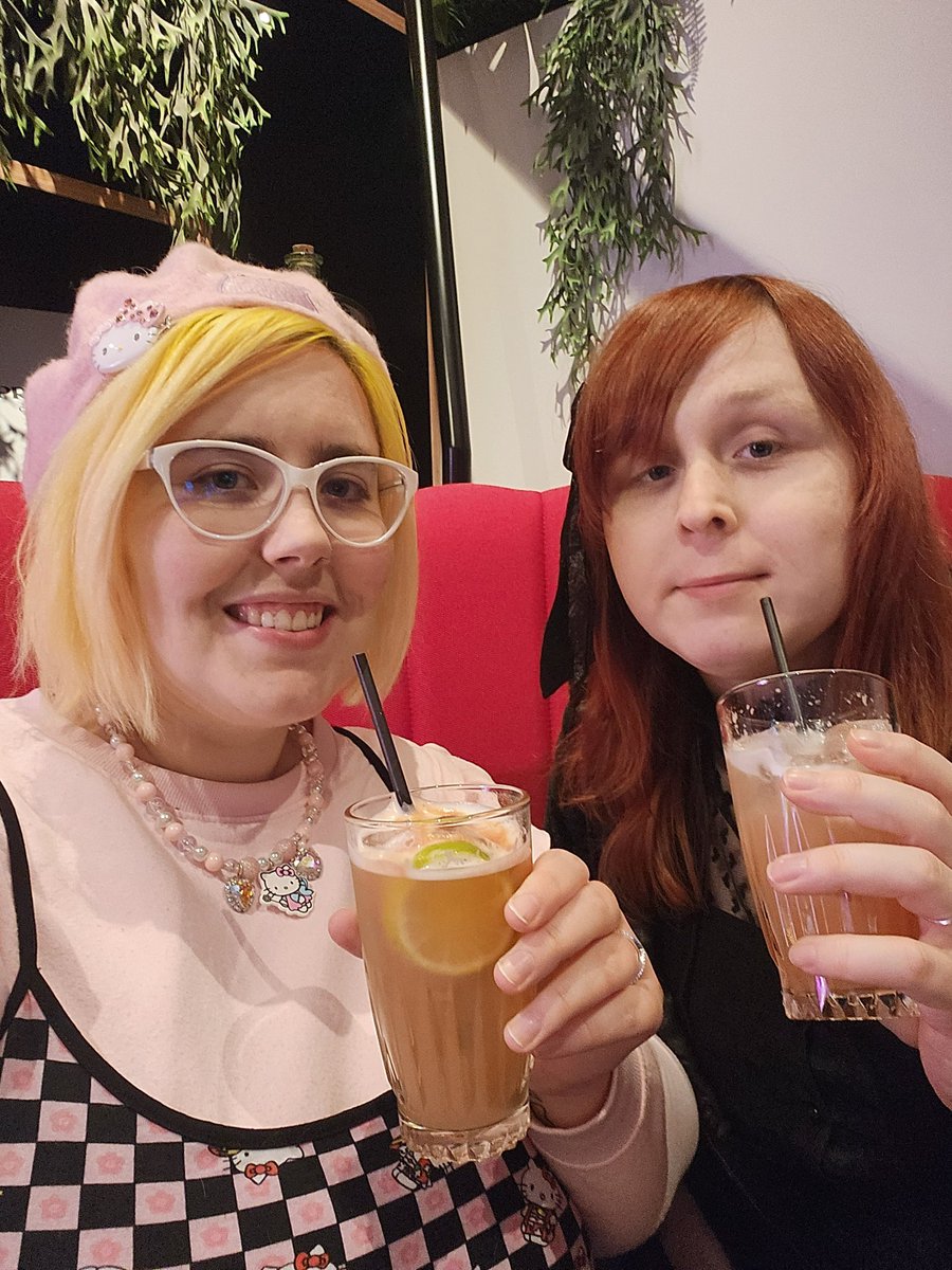 In London this weekend for our wedding monthiversary 💗🥂