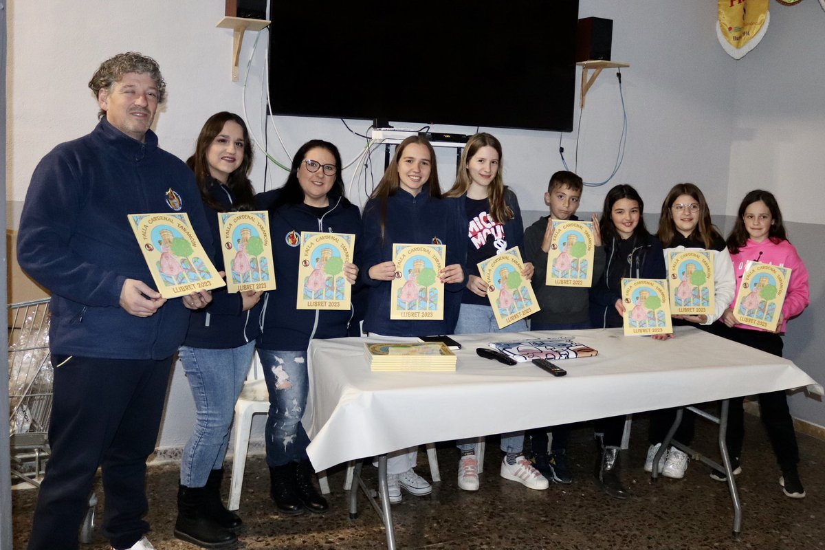 FallaCTarancon's tweet image. Hui hem tingut la presentació del nostre llibret per les dos comissionades i falleres Paloma Guinot i Judith Serra, que han sigut les encargades de fer el llibret aquest any.
Agraïr també a la nostra comissionada Gisela per fer la portada d’aquest.