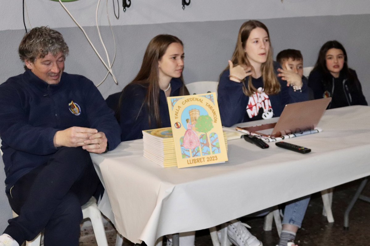 FallaCTarancon's tweet image. Hui hem tingut la presentació del nostre llibret per les dos comissionades i falleres Paloma Guinot i Judith Serra, que han sigut les encargades de fer el llibret aquest any.
Agraïr també a la nostra comissionada Gisela per fer la portada d’aquest.