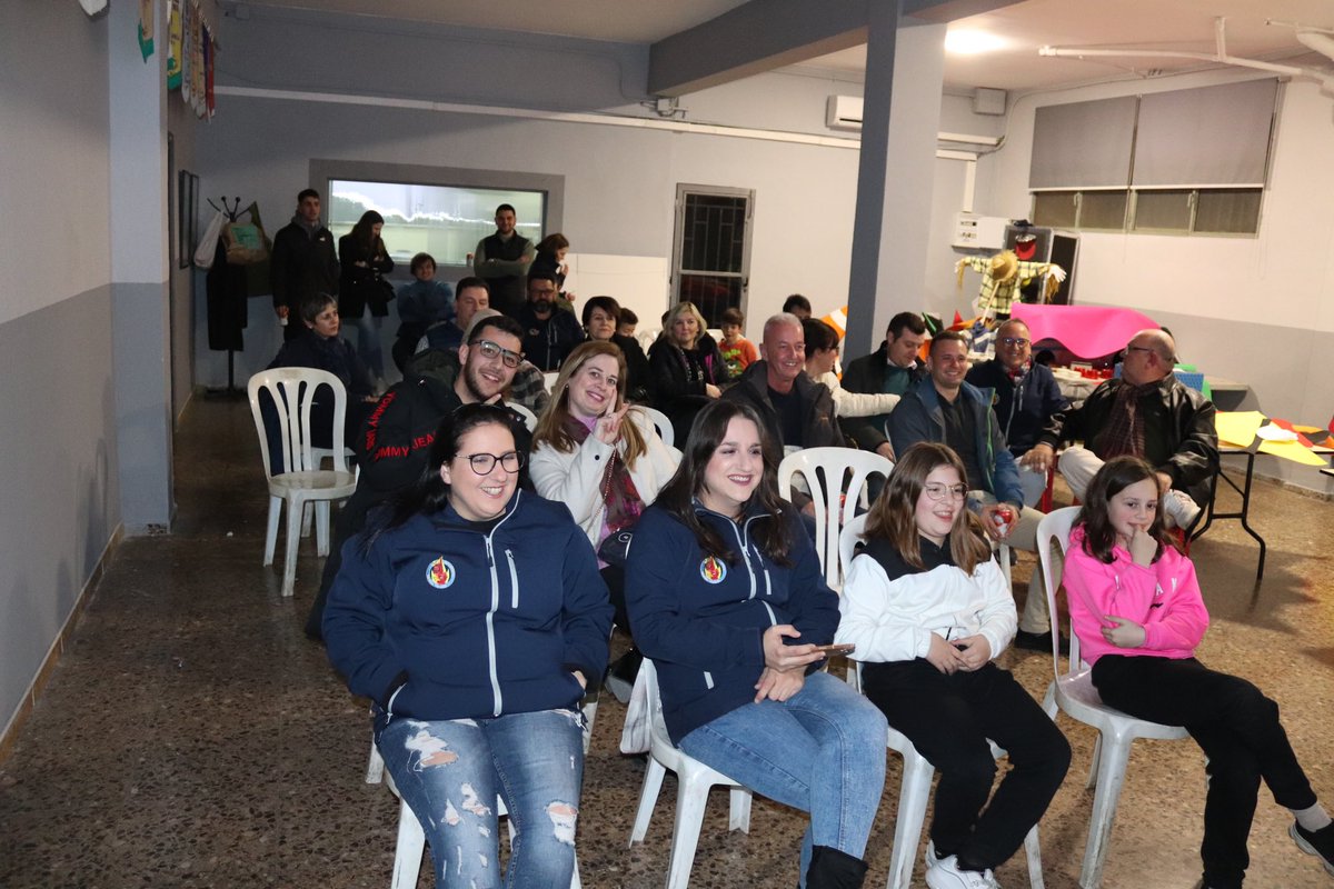 Hui hem tingut la presentació del nostre llibret per les dos comissionades i falleres Paloma Guinot i Judith Serra, que han sigut les encargades de fer el llibret aquest any.
Agraïr també a la nostra comissionada Gisela per fer la portada d’aquest.