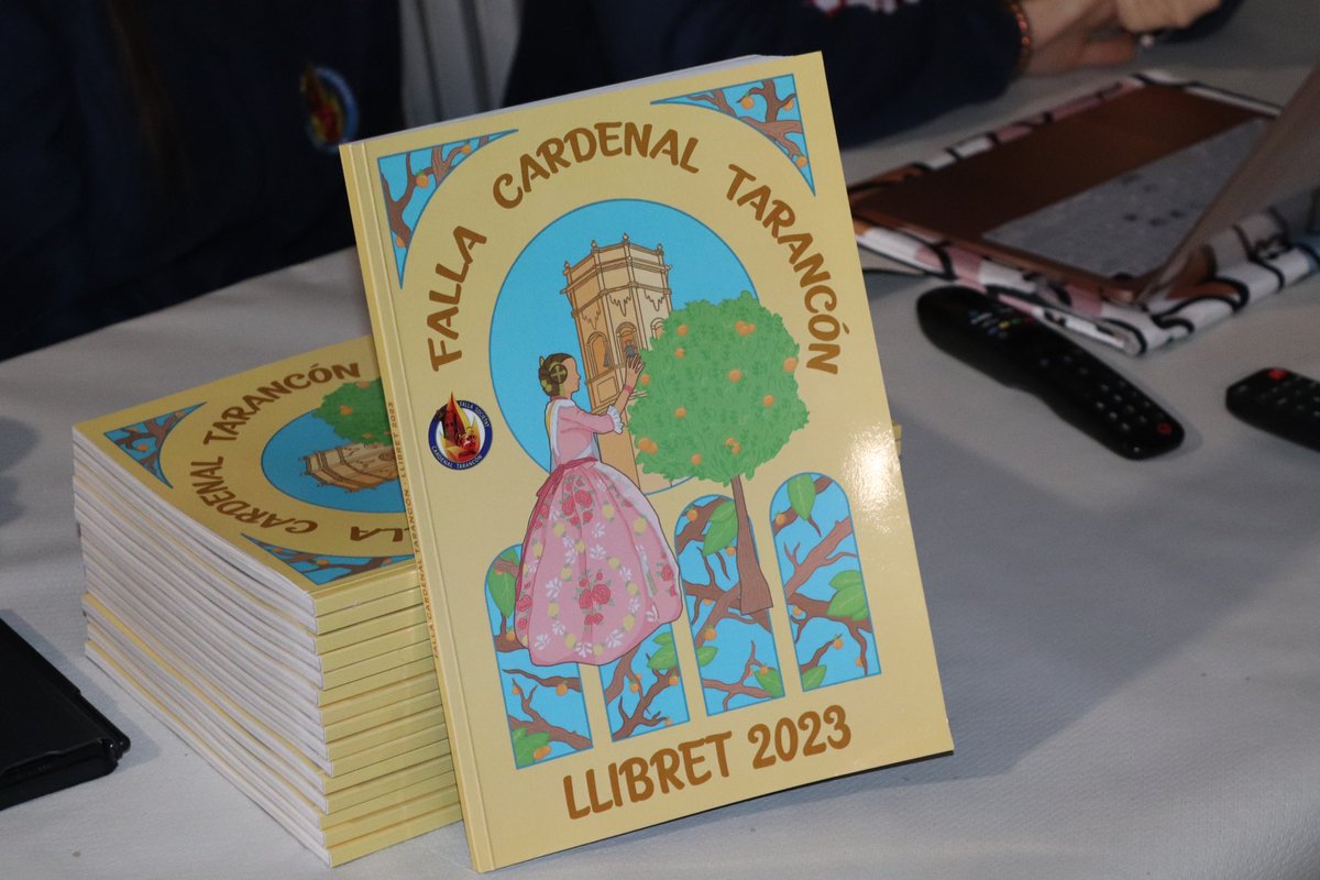 FallaCTarancon's tweet image. Hui hem tingut la presentació del nostre llibret per les dos comissionades i falleres Paloma Guinot i Judith Serra, que han sigut les encargades de fer el llibret aquest any.
Agraïr també a la nostra comissionada Gisela per fer la portada d’aquest.