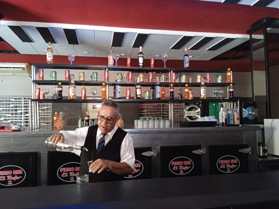 EpagHg's tweet image. El Piano Bar del Hotel Majestic, ubicado calle Frexes Esq. Mártires; le brinda una variada oferta de bebidas, coctelería y entremés. Con un horario de  1pm a 10pm todos los dias. Le esperamos. #EPAG-HG #HotelMajestic #Gustoporlaexcelencia