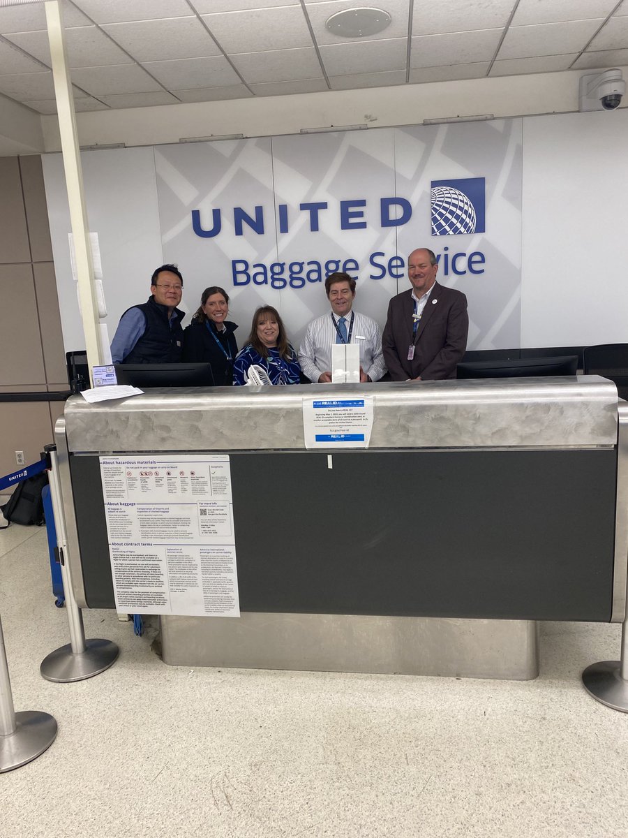 Troyunited1's tweet photo. Kevin T receiving an IPAD for working on Super Bowl Sunday. Thank you Kevin for your dependability! #GreatworkEthic @weareunited @united https://t.co/z3L1jzJwjA