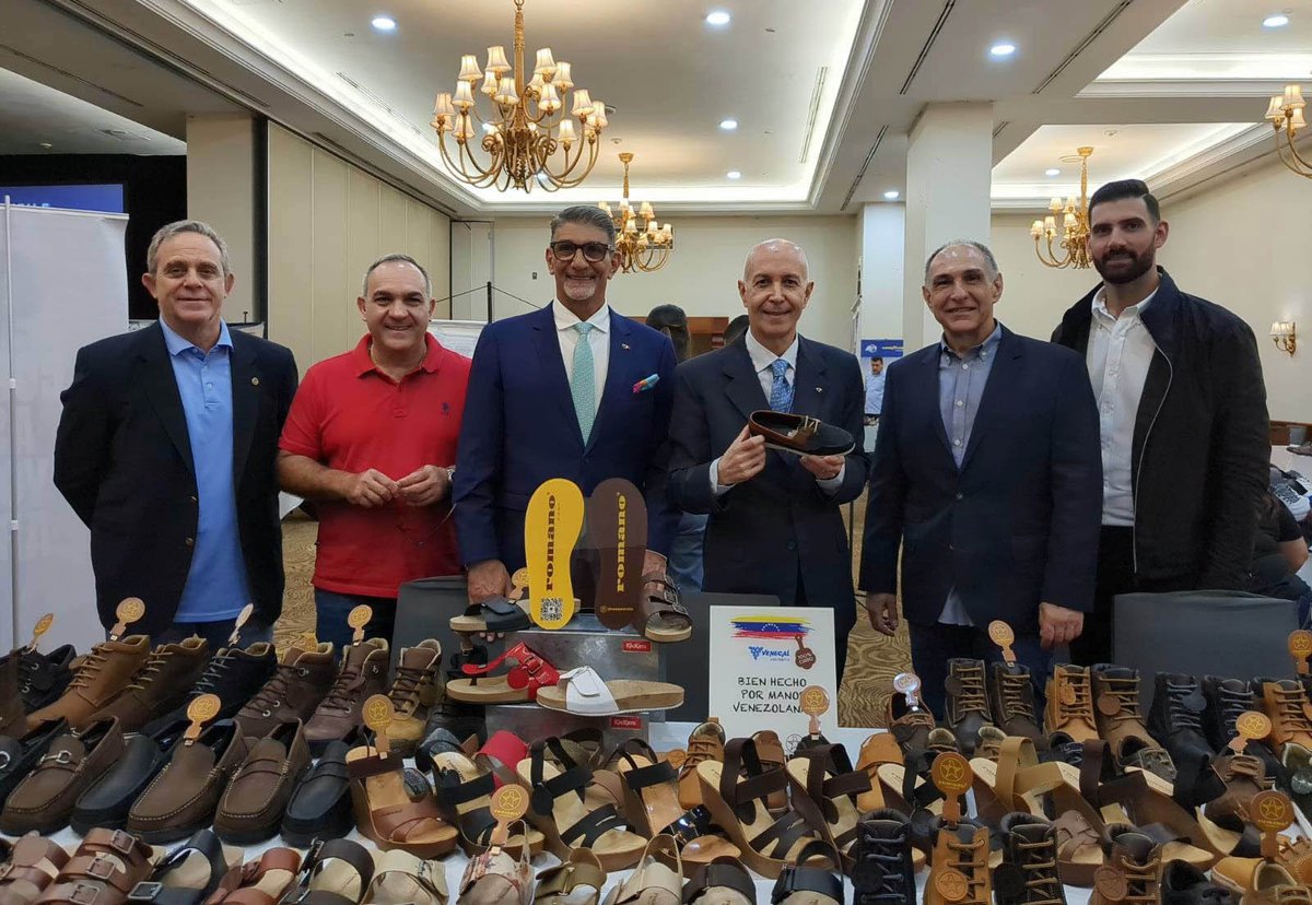ItalyinVEN's tweet photo. Congratulazioni a @RomanoVenezuela e @Kickers_ve per i loro 44 anni di eccellenza nella produzione di calzature di qualità a livello nazionale ed internazionale! Fondata nel 1979 l'azienda è un vero orgoglio per l'Italia e il Venezuela #CalzadoDeCalidad #ItaloVenezolana  @cavecal https://t.co/T1NJMizRwQ