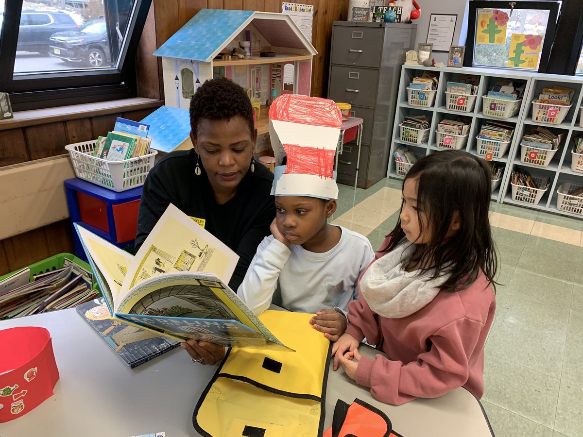 Stewart_Kinder's tweet photo. So many readers week! https://t.co/bmBJtWEiVD