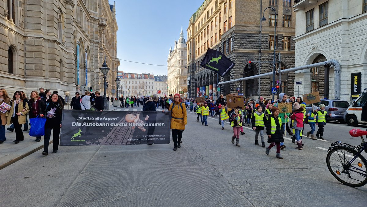 Die Kleinsten neben unserem Transparent waren die Lautesten am heutigen Klimastreik unter den 25.000 in Wien. Kein Wunder, sie sind es, die am Längsten unter dem Nichthandeln unserer Regierung zu leiden haben werden! <a href="/BgmLudwig/">Michael Ludwig</a>