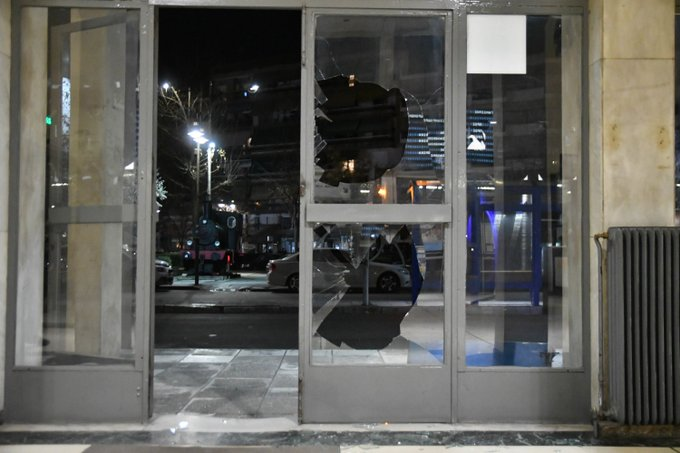 some1fu's tweet photo. Λάρισα: παρεμβαση με συνθήματα στο κτήριο του ΟΣΕ οι μπατσοι απαντησαν με χιμηκά και κροτου λαμψεις μεσα στο σταθμό 
#λαρισα #larisa #ενημερωση #μμε https://t.co/Qo3wCkrvFv