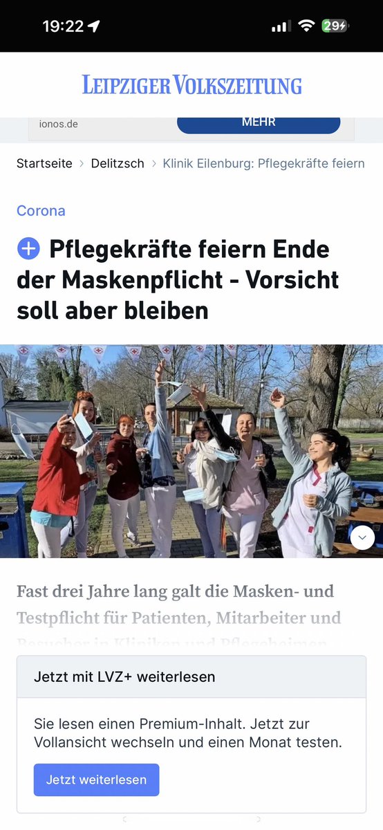 Fast 50% der Covid19 Toten stammten 2020/21 aus Pflege Einrichtungen.
Und dann sehe ich solche Feier-Fotos ausgerechnet vom Pflegepersonal nach Wegfall der Maskenpflicht in den Kliniken und Heimen.
Was ist los mit unserer Gesellschaft?? 
#CovidIsNotOver 
aerzteblatt.de/nachrichten/14…