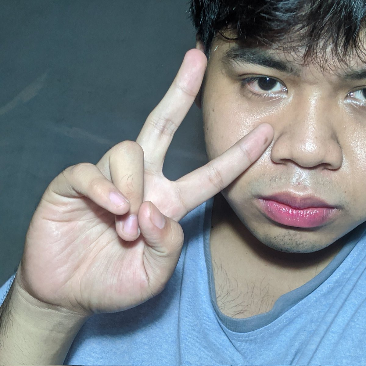 danpeeon's tweet photo. Anak ng peace sign https://t.co/eVLiTHzTR8