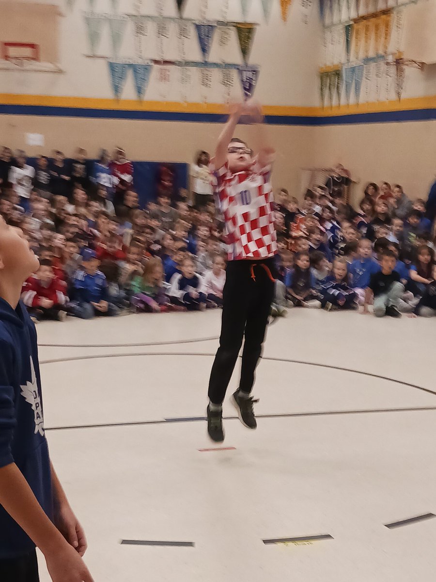 Mr_Longden's tweet photo. O. did a great job in our basketball skills game.@EagletChirps https://t.co/DMYH8KgOXV