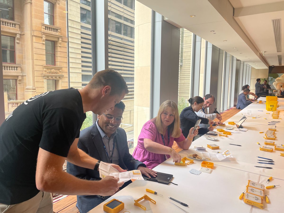 partnerforce's tweet image. Let's illuminate the future. 💡

In collaboration with @SolarBuddyOrg, our partners in Sydney built solar lamps for children living in extreme energy poverty. Take the #PledgeForImpact and tell us how you give back to your community: sforce.co/3kLtZiE 

#EndEnergyPoverty