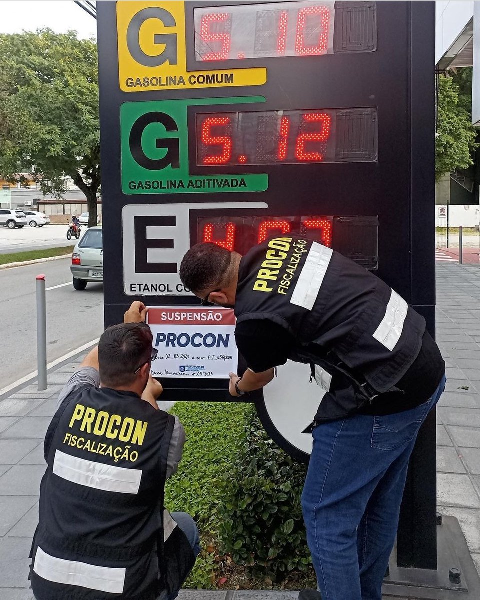 luizmuller's tweet photo. Posto de Gasolina Bolsonarista subiu o Preço e disse que "a culpa é do Lula e do PT". Se ferrou. Tá suspenso pelo PROCON por aumento sem justificativa! E aliás, se subir no teu Estado, não esquece que o ICMS é um imposto ESTADUAL e não Federal. https://t.co/CXm4Behc9N
