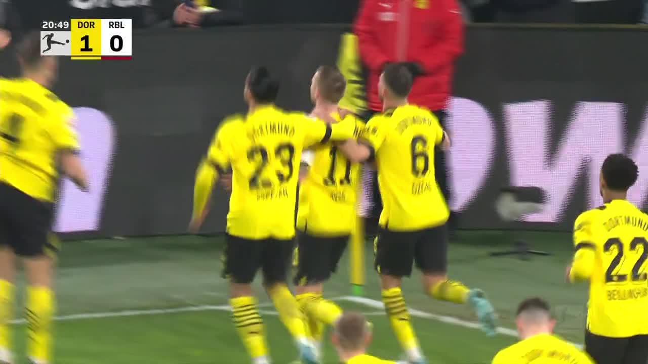 Marco Reus puts Dortmund ahead of Leipzig from the spot 👀”