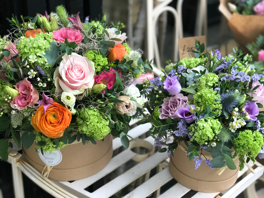 Full to the brim with blooms. Hatboxes are a lovely way to say thank you, I love you, I'm sorry, or just because I'm worth it! 

vinettaflowergallery.co.uk/product-catego…

#flowerarrangement #tabledecor #receptionflowers #hatboxdesign #florist #freshflowe