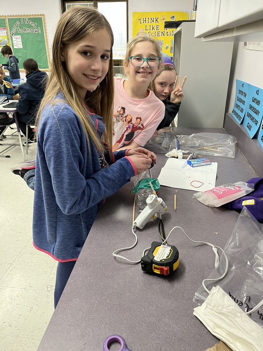 MrsSummers_wrms's tweet image. #wrmswolves  #reynproud  Balloon car trials and tribulations in action! Oh what fun it is to calculate speed!