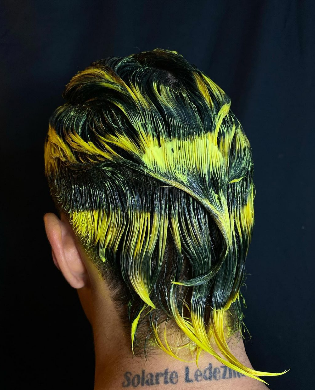 manicpanic_uk's tweet photo. Racing stripes 💛🖤

This process is so satisfying from @joa.blanco 🐝
@joablancostudio 🎨

#manicpanicpro #manicpanicprofessional #MPUK #UV #uvhair #collection #haircollection #manicpanicuk #manicpanic #vivid #vividhair #vegan #vegancolour #veganlife #vegansofinstagram https://t.co/32Vso2i4DY