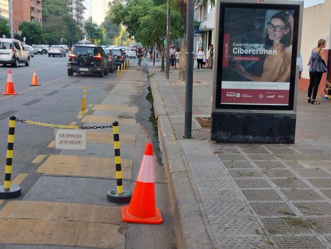 BiciUrbanaBsAs's tweet photo. A ver a ver... El dueño del cartelito, conito y cadenita sobre la ciclovía de Av. Libertador 6173... ¿Cómo le pondríamos de apodo?
#invasiondeespaciopublico #ciclovia #multas #avivadas
@manlop @pablolebedinsky https://t.co/bVNRCT9tDr