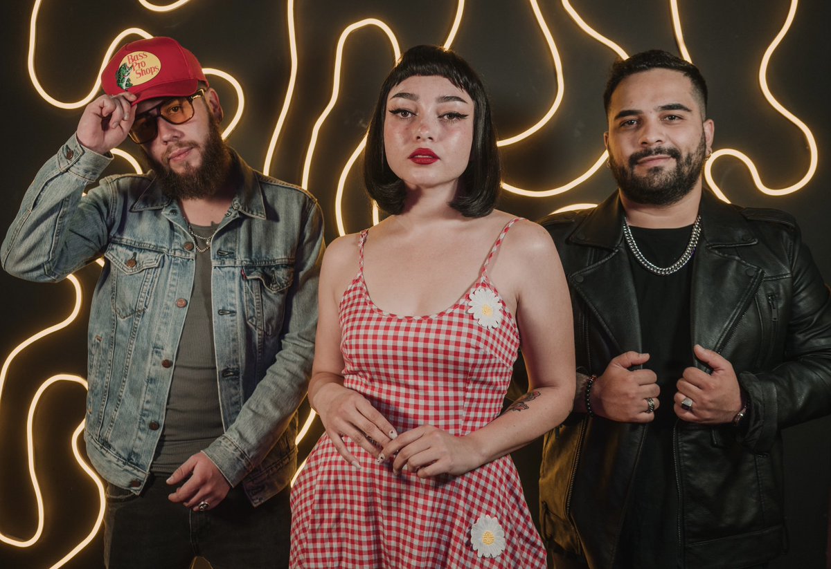 ¡Ya está disponible en todas las plataformas digitales nuestro nuevo sencillo “Me gusta tu novia”! Vayan a escucharlo y a ver el video para que nos cuenten que les pareció.
¡No se olviden de compartirlo y dedicarlo a ese amigo chapulín!. 🦗

orcd.co/megustatunovia