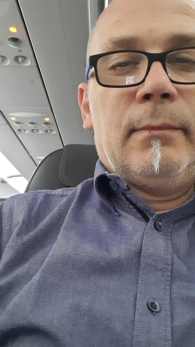 StefanoLagna's tweet image. Dice meglio che andare al cinema...dice🙄😬 #anotherflight #friday #venerdì