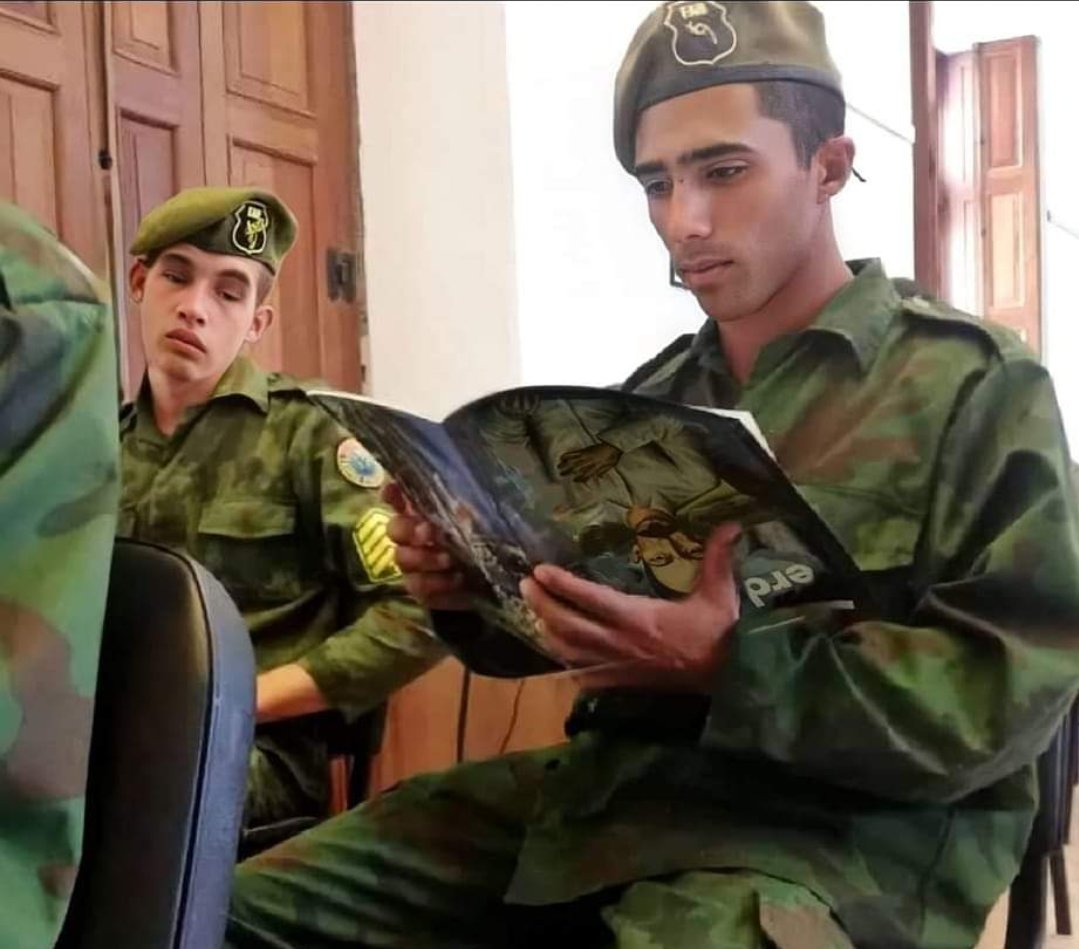 lavozinfo2023's tweet photo. Cuando estás tan comprometido con la Revolución y Martí que has superado el nivel DIOS y como buen militar cubano lees al revés y la prensa te enfoca pensando que muestran la preparación de un excelente guarapito. Es que son tan falsos que nada les sale bien
#CubaEstadoFallido https://t.co/gXMl0yt6iB