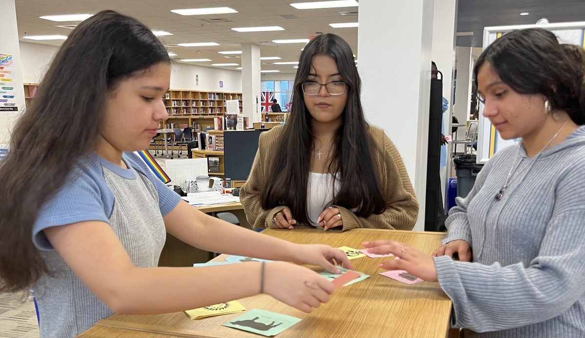 WillowSpringLMC's tweet photo. Today 9th grade World History Ss learned the strategy of bartering in the Silk Road Simulation! ⁦@WillowSpringHS⁩ ⁦@wcpssdll⁩ 🗺️🇨🇳🇸🇦🇨🇫 https://t.co/ft17jtRsnr