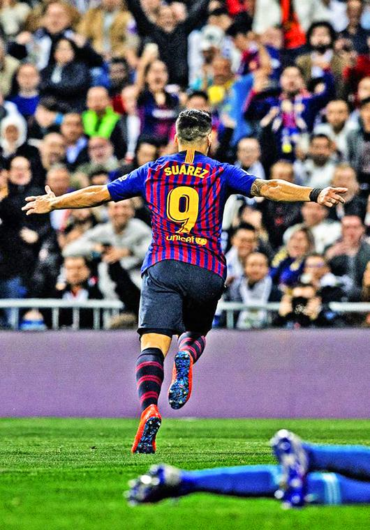 Suarezismo9_'s tweet photo. Benzema vs. Barcelona:
- 44 partidos jugados (13V-10E-20D)
- 14 goles.
Promedio: 0,31.

Luis Suarez vs. Real Madrid:
- 15 partidos jugados (7V-4E-4D)
- 11 goles.
Promedio: 0,73.

¿Es una locura decir que en el clásico ESPAÑOL, Suarez es más que Benzema, aún con 29 partidos menos? https://t.co/Be2ugJmFHt