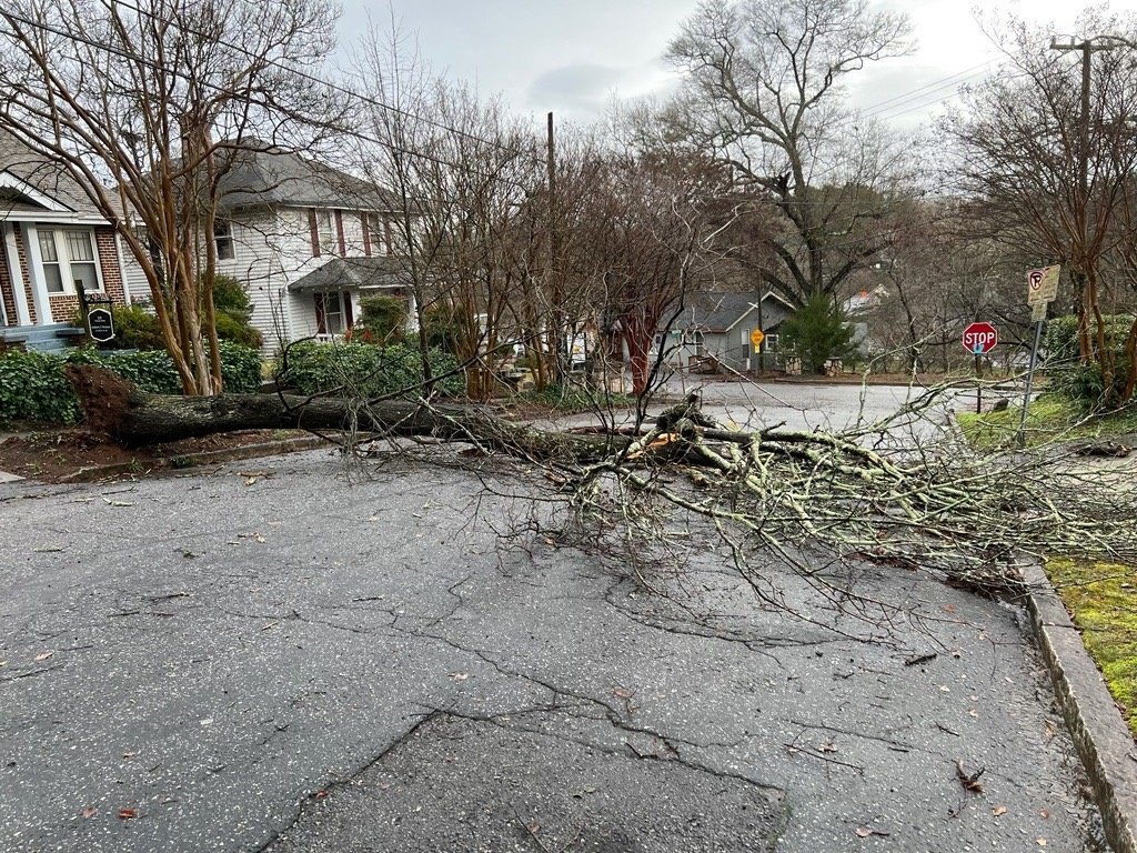 GvlPD's tweet photo. ❗️ SEVERE WEATHER ALERT. The Greenville Police and City Fire Departments ask residents to take caution as a cold front with high winds and predicted thunderstorms moves through the Upstate. The main line of storms is forecast to move through Greenville County between 4PM and 8PM. https://t.co/mp35bgxoiW