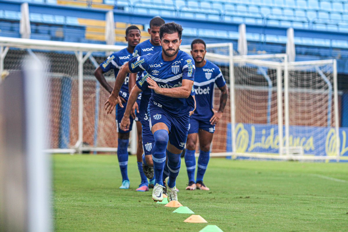 AvaiFC's tweet photo. 🦁💪🏻 Imagens do treino desta tarde de sexta-feira, no gramado da Ressacada.

#100AnosDeUmaLenda
📸: Leandro Boeira/@AvaiFC https://t.co/4mKBFes4o9