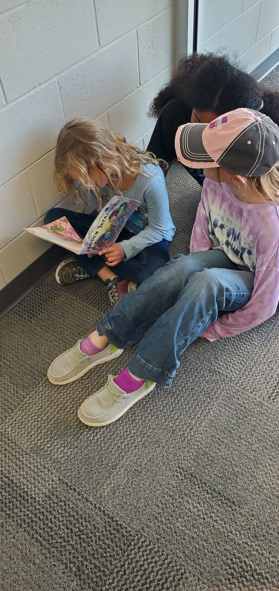 blumenthal_5's tweet photo. Reading with Mrs. Bender's 1st grade group! #scraa #lakeviewvikes https://t.co/3DtX9EduUS