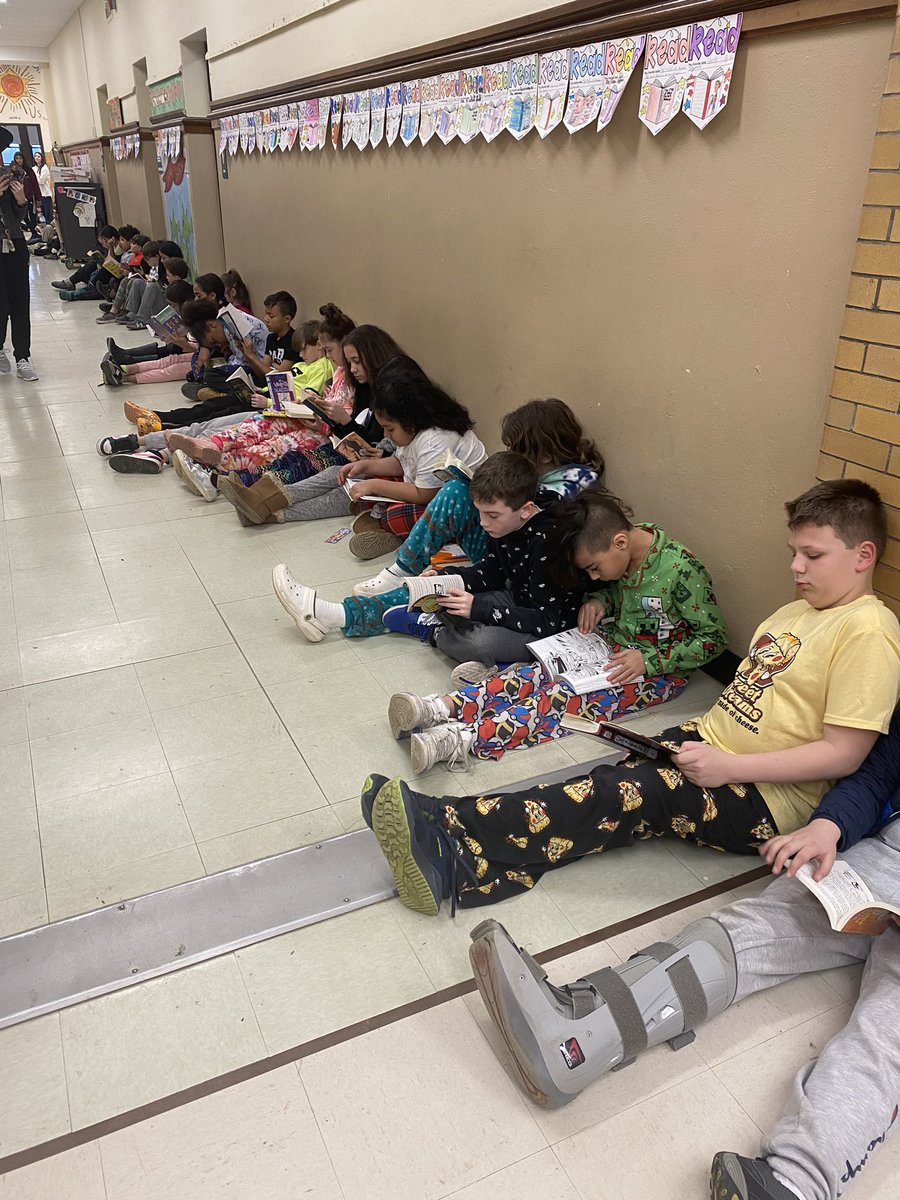 HTSD_MercerV's tweet photo. Happy Read Across America week! 📚We ended our fun week with our annual reading train! 🚂🚂🚂  @WeAreHTSD https://t.co/zkri9ItZvn