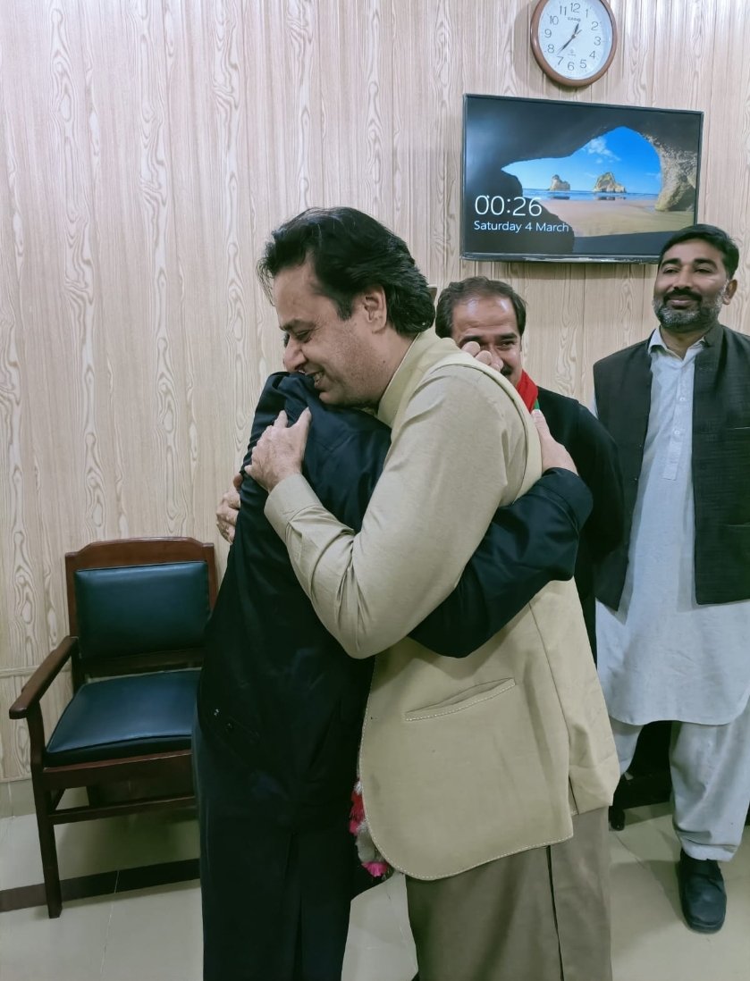 کچھ ہی دیر پہلے، ڈاکٹر <a href="/DrMuradPTI/">Dr. Murad PTI</a>  کا ڈیرہ غازی خان جیل سے رہائی پر استقبال کیا۔ ان کی کاوشیں اور جزبہ قابل تحسین ہیں۔

Voluntary political prisoners freed on orders of Lahore High Court.
Welcomed <a href="/DrMuradPTI/">Dr. Murad PTI</a> as he is released from DGK jail. His efforts and zeal are commendable.