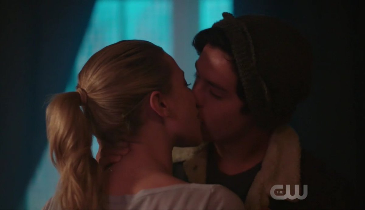 mooninmyheart__'s tweet photo. MASTERPIECE 🥵 #bughead https://t.co/GBVmLoTO2b