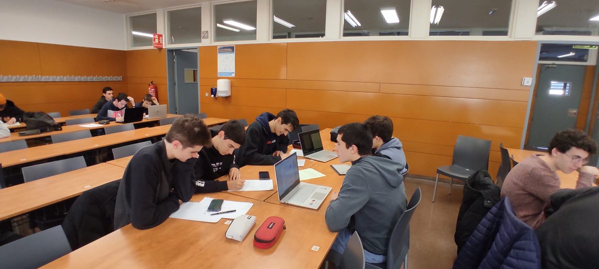 deleFME's tweet photo. Ahir va començar a la facultat la XVII Marató de problemes!!! Fins diumenge equips de cada curs passaran nits sense dormir intentant resoldre problemes dificilíssims per lluitar pel títol. Molta sort a tothom😁💪🏻 https://t.co/dFshdN6L6C