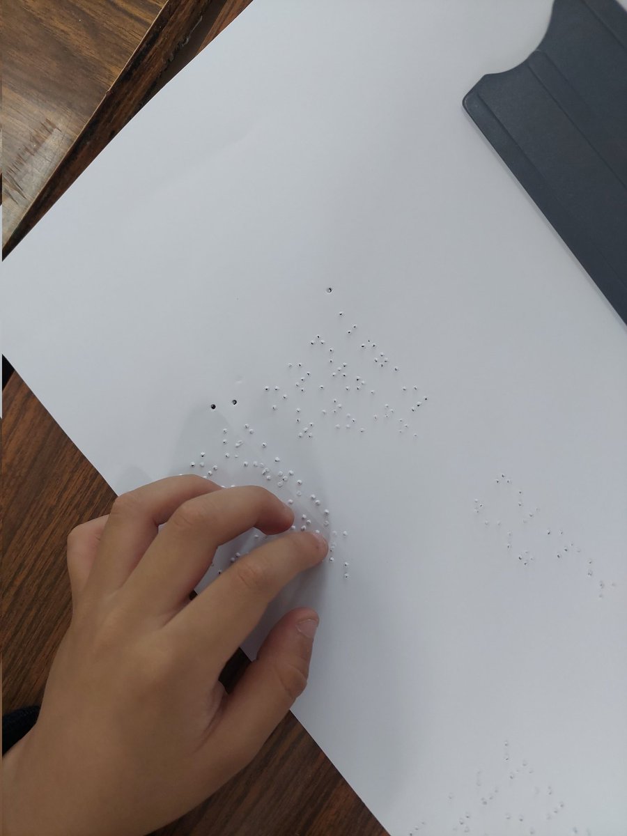 AnaLancaster16's tweet photo. Reading with our hands! @preeslancaster https://t.co/zJmFSYodDF