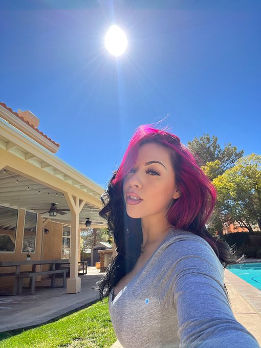 Friday vibezzzz 🥰🌹 https://t.co/j2qwFNKRQp