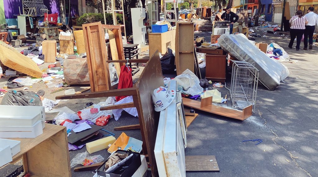 #AlertaVecinal

Nos reportan un desalojo violentísimo de 22 familias en la colonia Obrera. Calle Fernando Ramírez #148.

Sin orden judicial, 150 cargadores armados robaron pertenencias a los inquilinos, golpearon a personas  menores y tercera edad. 

#NiUnVecinoMenos