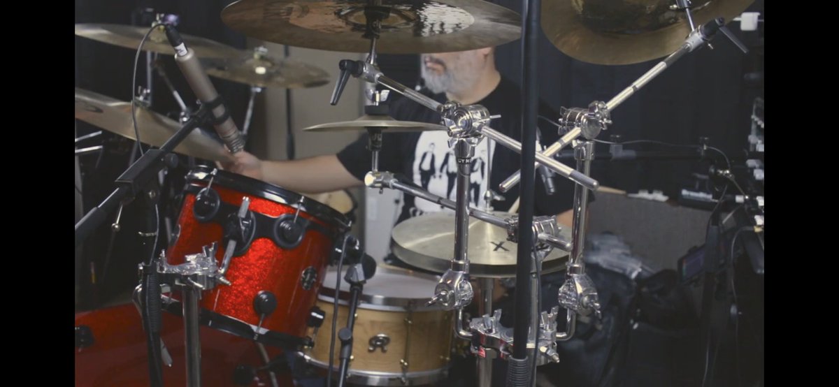 No todo el tiempo se graba para un super heroe, pero cuando se hace, es el best feeling ever!!!

Aquí el tema “El Super Heroe”, arreglo y composición por Manuel Calzada. De aquí pa’ Hollywood!! (literal 🤣)

JAVIER "JAVI" APONTE  The Superhero
youtu.be/4QnppgShr3E