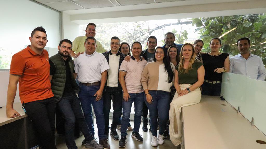 maritzagarzonv's tweet photo. Que gran oportunidad la que tuvimos hoy para identificar todo el potencial que tiene nuestro nuevo portafolio de soluciones de emtelco. 👌🏼
Hoy, en compañía de este gran equipo de trabajo, estuvimos revisando a detalle el plan comercial de ventas de las operaciones. #emtelco https://t.co/TqkG9vA7DO