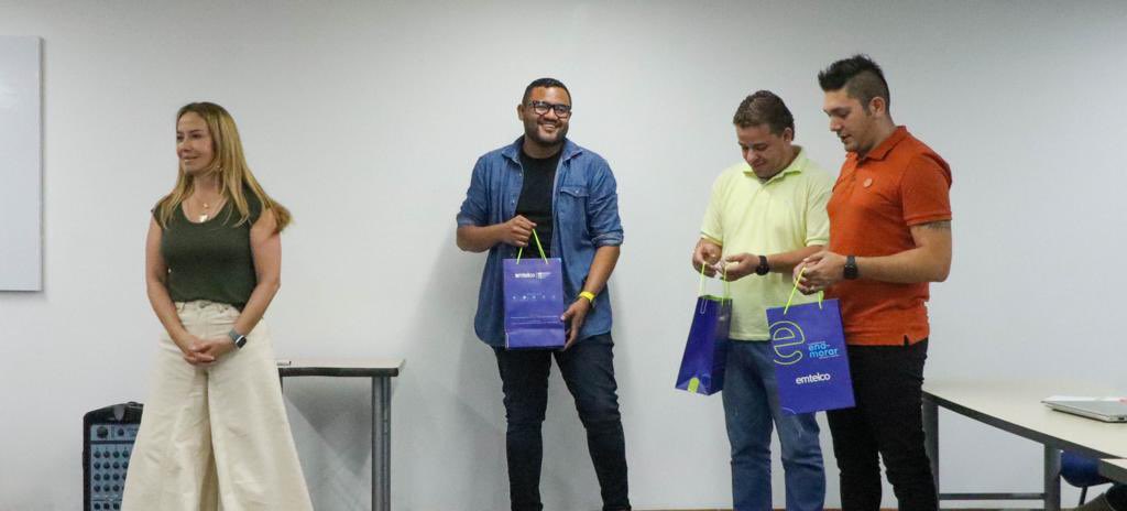 maritzagarzonv's tweet photo. Que gran oportunidad la que tuvimos hoy para identificar todo el potencial que tiene nuestro nuevo portafolio de soluciones de emtelco. 👌🏼
Hoy, en compañía de este gran equipo de trabajo, estuvimos revisando a detalle el plan comercial de ventas de las operaciones. #emtelco https://t.co/TqkG9vA7DO