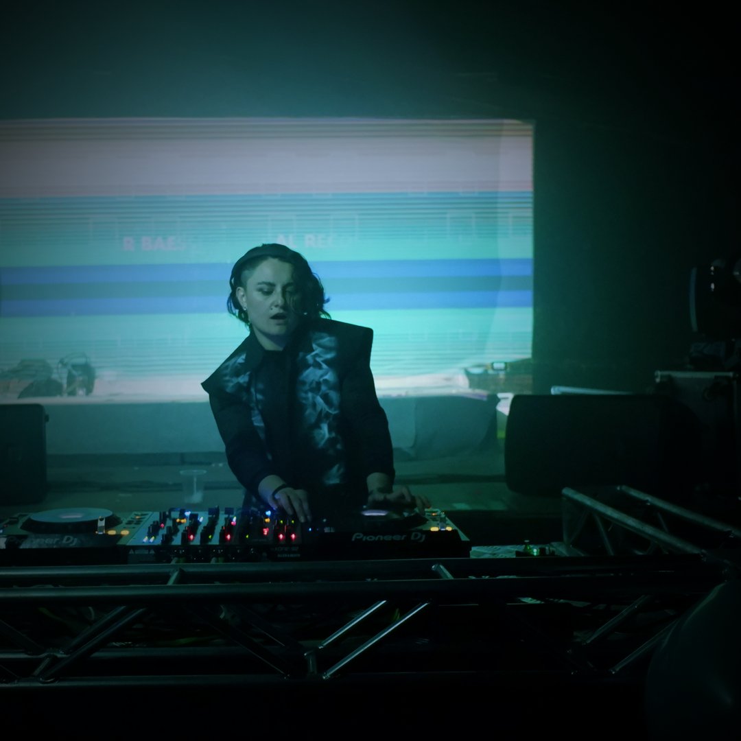 Leonor Baesler es una artista multifacética y una de las cabezas del sello nacional Panal Records, quienes pronto van a celebrar su octavo aniversario. A raíz de esto, le invitamos a conversar.  Para más información haz click en el link

nnm.cl/entrevista-nnm…