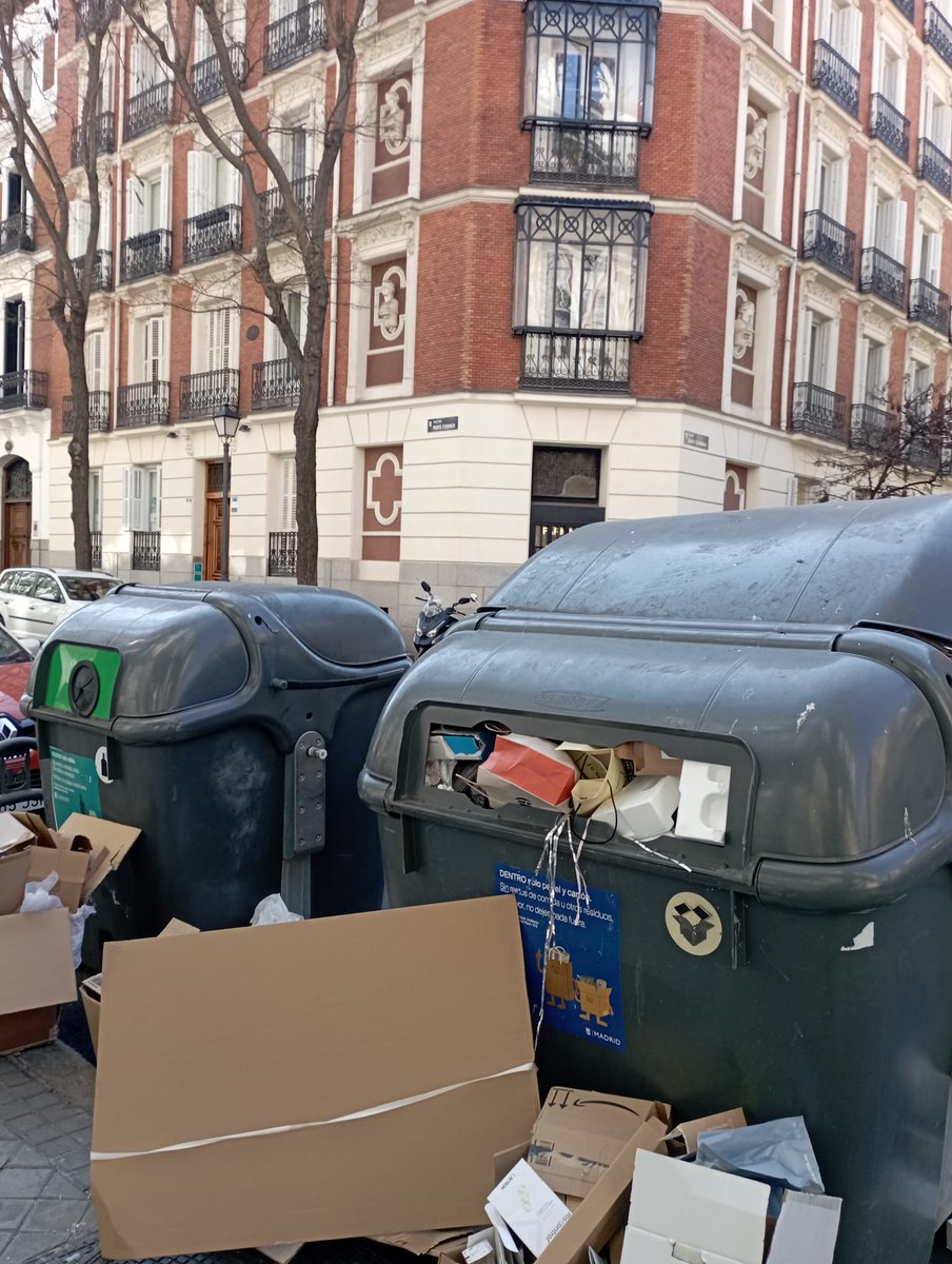 CartonesMadrid's tweet photo. Contenedor delicioso en Monte Esquinza 26. Imaginad cómo estarán los barrios de menor renta en el #Morid360 que nos ha tocado vivir https://t.co/hafj5zQGF0