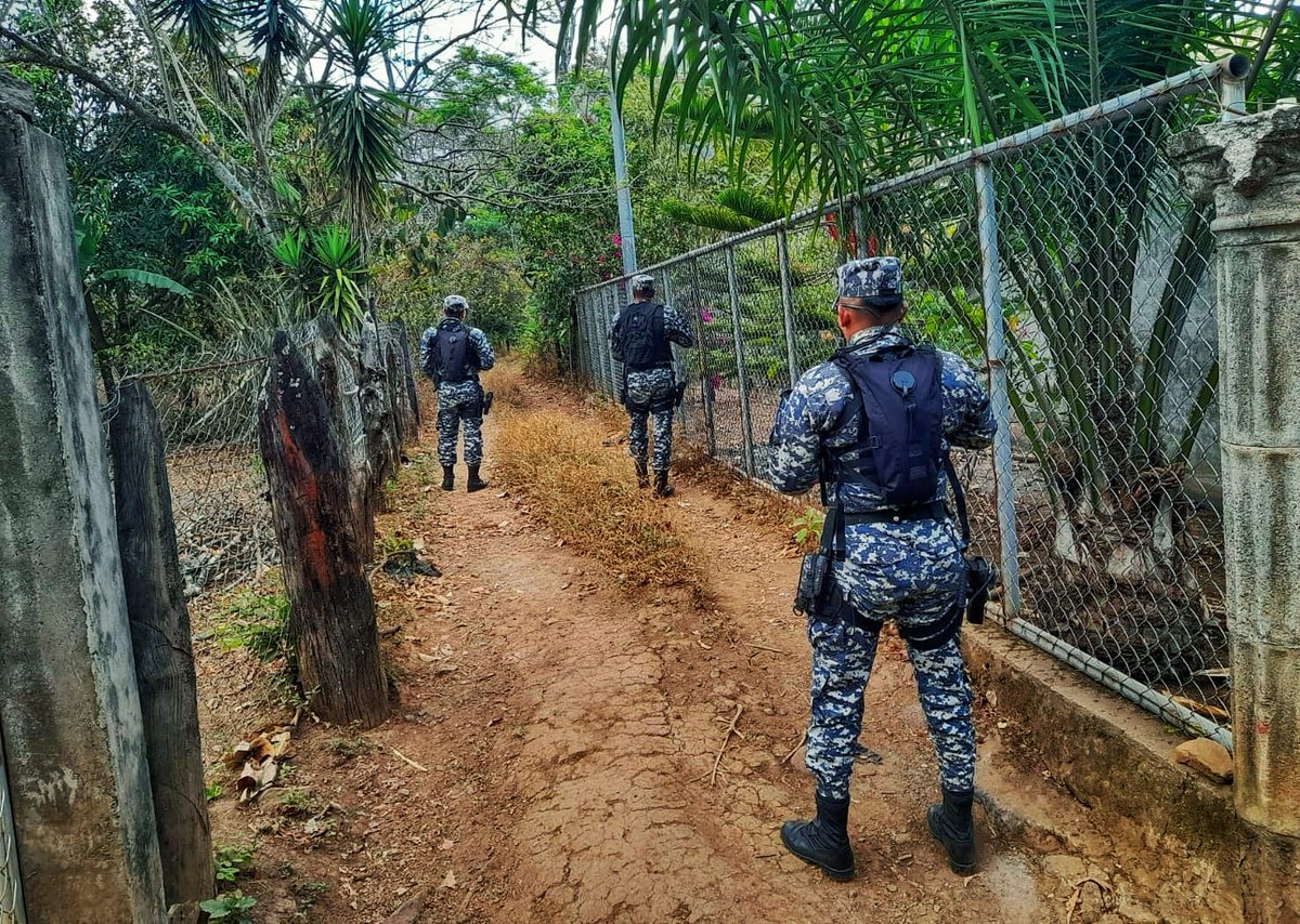 AnonimoSV503's tweet photo. Elementos de fuerzas especiales de la PNC, patrullan cada rincón de El Salvador, en busca de pandilleros terroristas.

#RegimendeExcepcion 
#GuerraContraPandillas https://t.co/JiIgnmO3lU