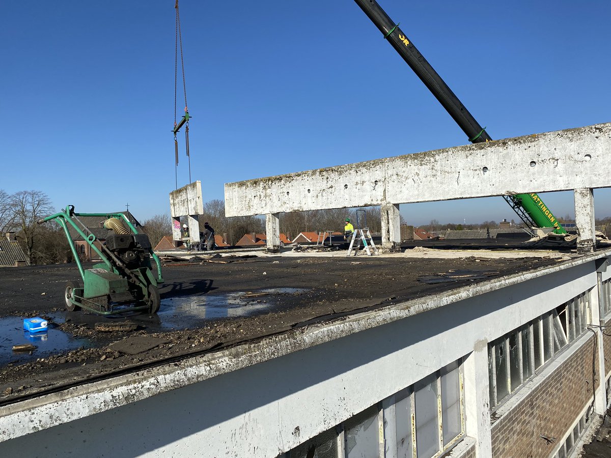 Interessante uitdaging deze week gehad. Het verwijderen van een betonconstructie boven op een oude fabriek #transformatie 24app Weert <a href="/BouwmijJanssen/">Bouwmij Janssen</a>