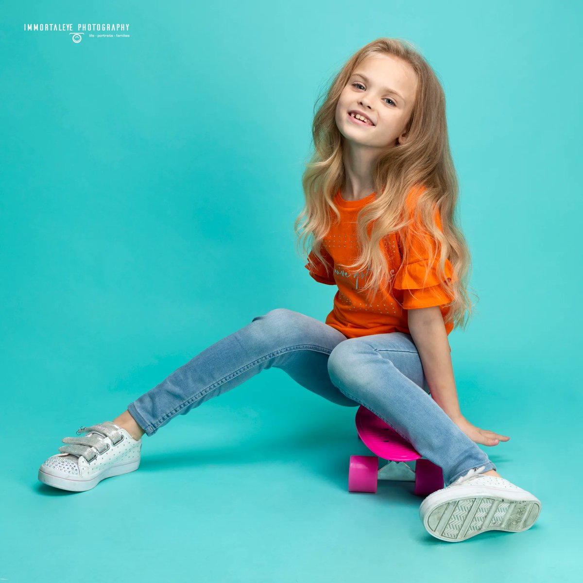 et the good times roll 😊 🛴 #goodtimes #kidsportrait #funphotography #familybusiness #aylesbury #creativeportrait #children